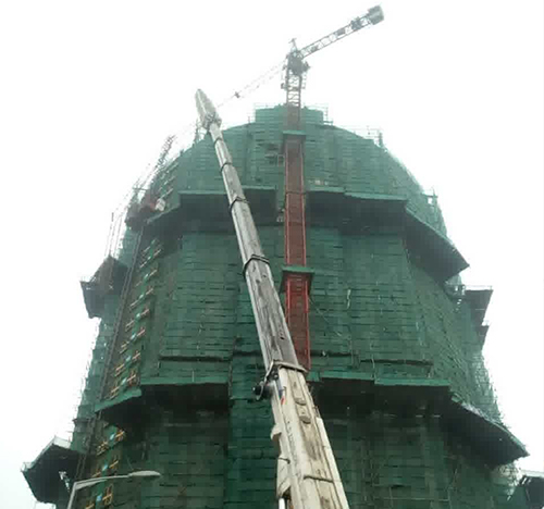 肥乡吊车在工地上作业